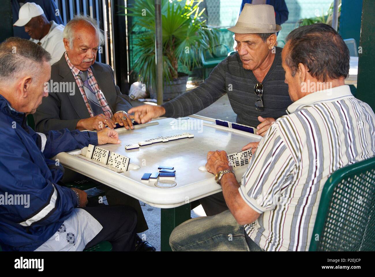 Vereinigte Staaten, Florida, Miami, Kubaner Exilanten Domino spielen in der Calle Ocho, im Stadtteil Little Havanna, in Miami Downtown Stockfoto