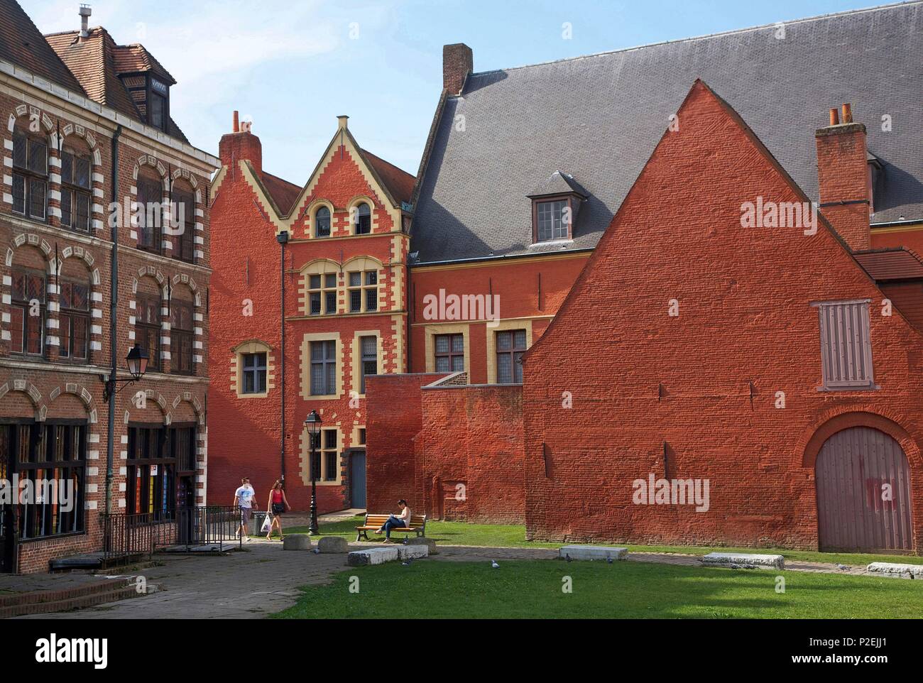 Frankreich, Nord, Lille, Lille, roten Backsteinfassade des Hospizes Gräfin aus dem Garten der Gräfin Stockfoto