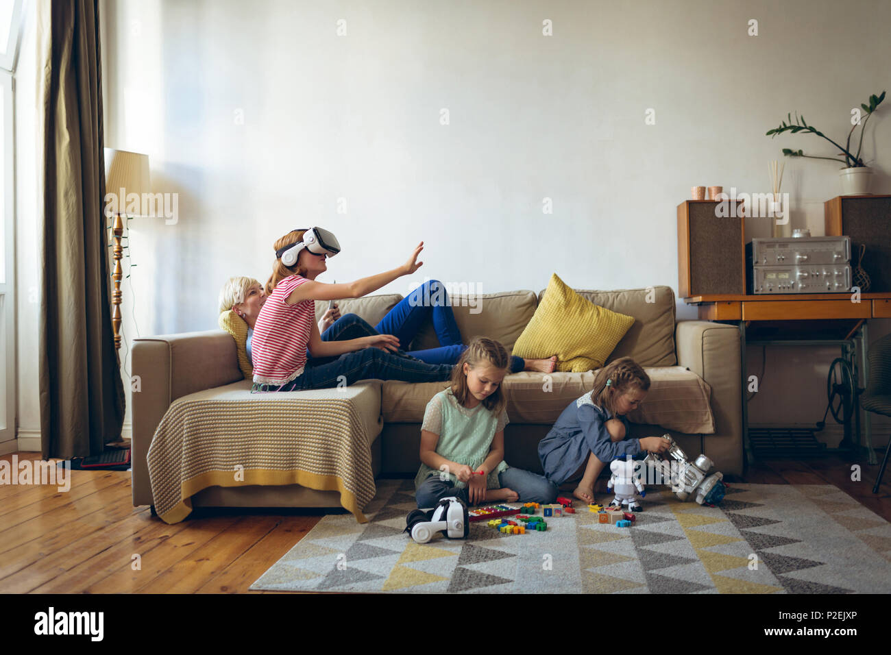 Mutter und Kinder, die Spaß im Wohnzimmer Stockfoto