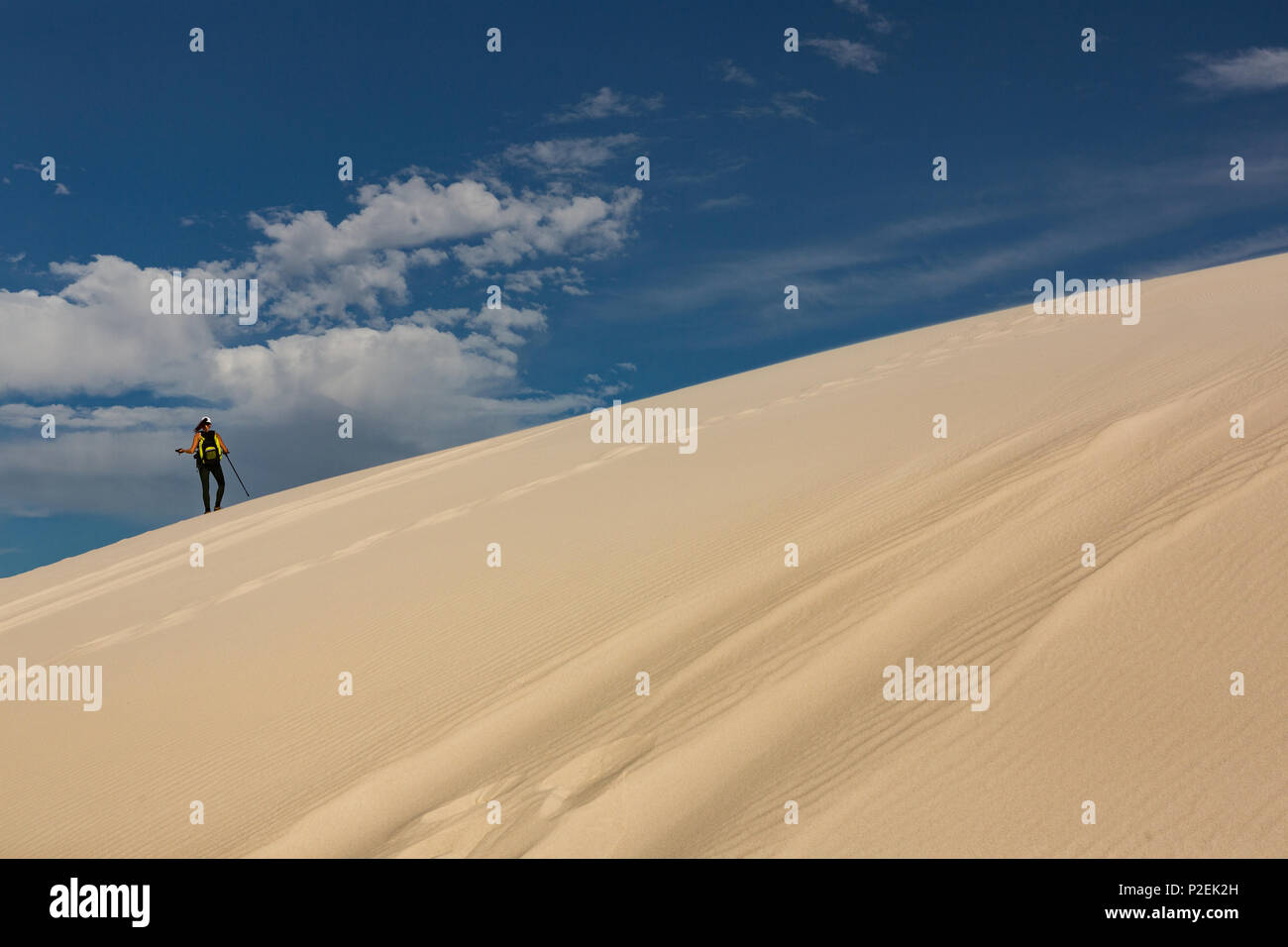 Wanderer mit Trekking pole Walking auf Sand Stockfoto