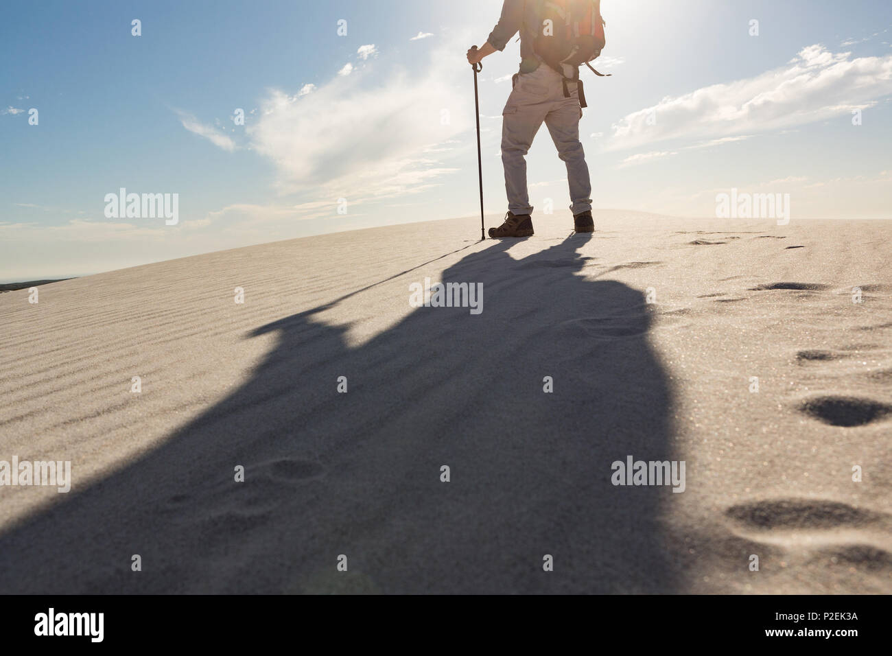 Wanderer mit Trekking pole Walking auf Sand Stockfoto