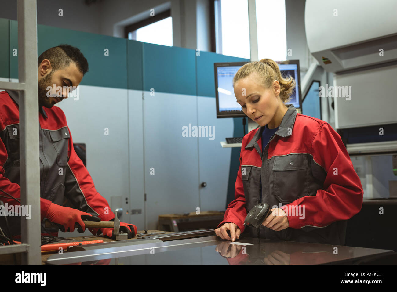 Weibliche Arbeitnehmer durch Scannen eines Barcodes Stockfoto