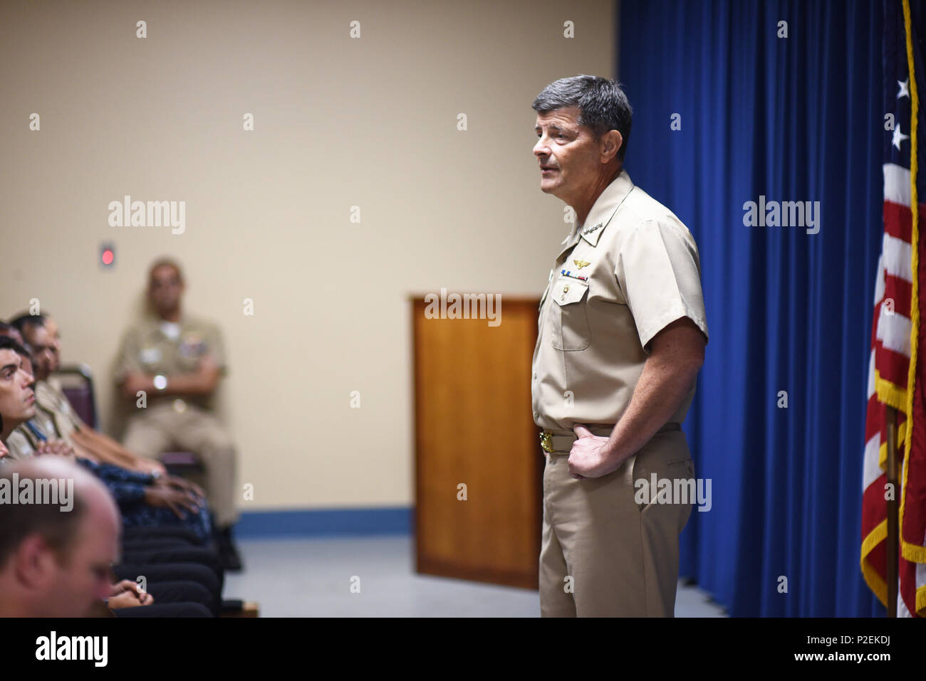 160912-N-KF 478-827 CORPUS CHRISTI, Texas (Sept. 12, 2016) Stellvertretender Leiter der Marineoperationen (VCNO) Adm. Bill Moran spricht mit Segler während einer alle Hände Anruf am Naval Gesundheit Klinik Corpus Christi (NHCCC). NHCCC ist ein Teil der Global Healthcare Netzwerk von 63.000 Marine medizinisches Personal auf der ganzen Welt, die qualitativ hochwertigen Gesundheitsversorgung auf mehr als eine Million in Betracht kommenden Begünstigten. Die Marine Medizin gut ausgebildete Männer und Frauen Bereitstellung mit Matrosen und Marines weltweit, die wichtige Mission Unterstützung an Bord eines Schiffes, in der Luft, unter Wasser und auf dem Schlachtfeld. (U.S. Marine Foto von Bill W. Stockfoto