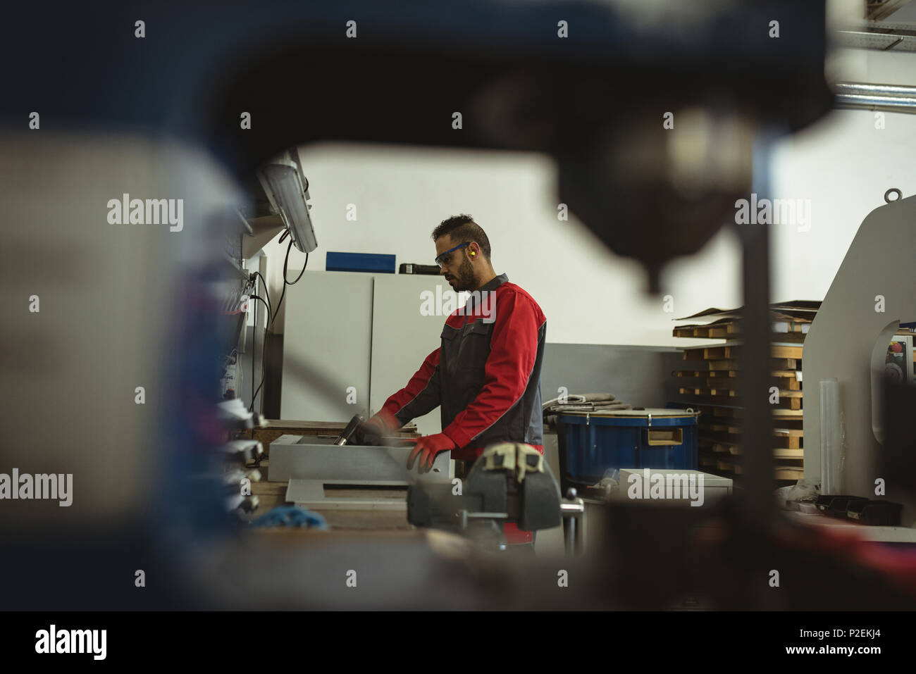 Männliche Arbeiter Reparatur einer Maschine mit Werkzeug Stockfoto