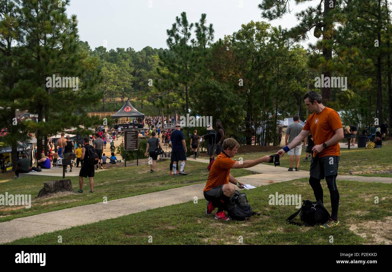 Teilnehmer für ihre Wärme, die bei einem Spartanischen Sprint Rennen in Fort Bragg, N.C., Sept. 10, 2016 vorbereiten. Das Rennen war mehr als vier Meilen mit 22 verschiedenen Hindernisse, die Kraft, Ausdauer und Willenskraft getestet. (U.S. Air Force Foto: Staff Sgt. Marianique Santos) Stockfoto