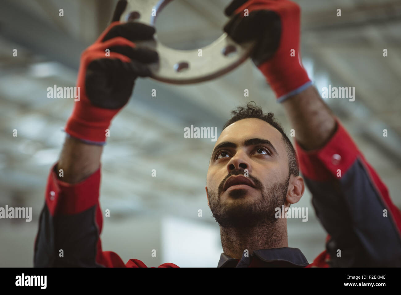 Männliche Arbeitnehmer Teil der Maschine überprüfen Stockfoto