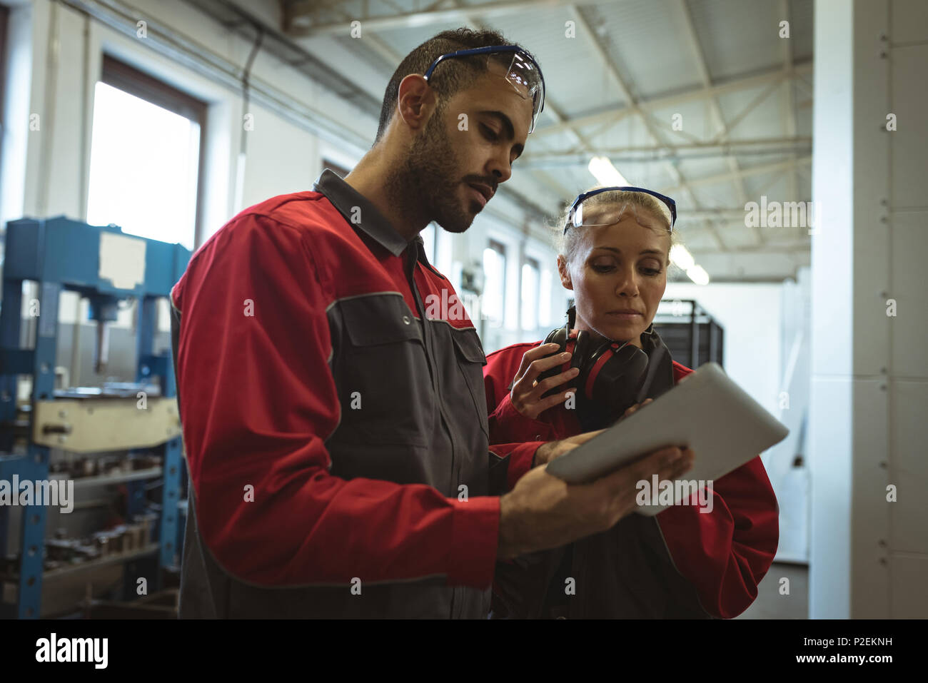 Zwei Arbeiter diskutieren über digitale Tablet Stockfoto