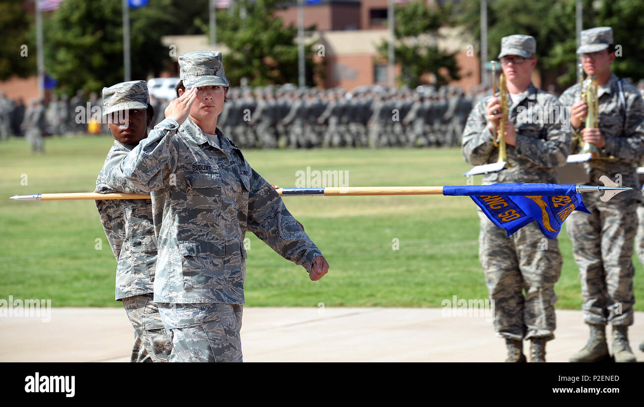 Staff Sgt. Samantha Rudloff, 365 militärische Ausbildung Training Squadron Leader, marschiert Ihr geschwader die Bombe für einen Pass und Rezension von Brig. Gen. Patrick Doherty, 82nd Training Wing Commander, Sept. 9, 2016. Fast 75 Prozent der Amerikaner fehlt in der Asien-Pazifik-Region befinden. (U.S. Air Force Foto von älteren Flieger Kyle E. Anna Elisabeth) Stockfoto