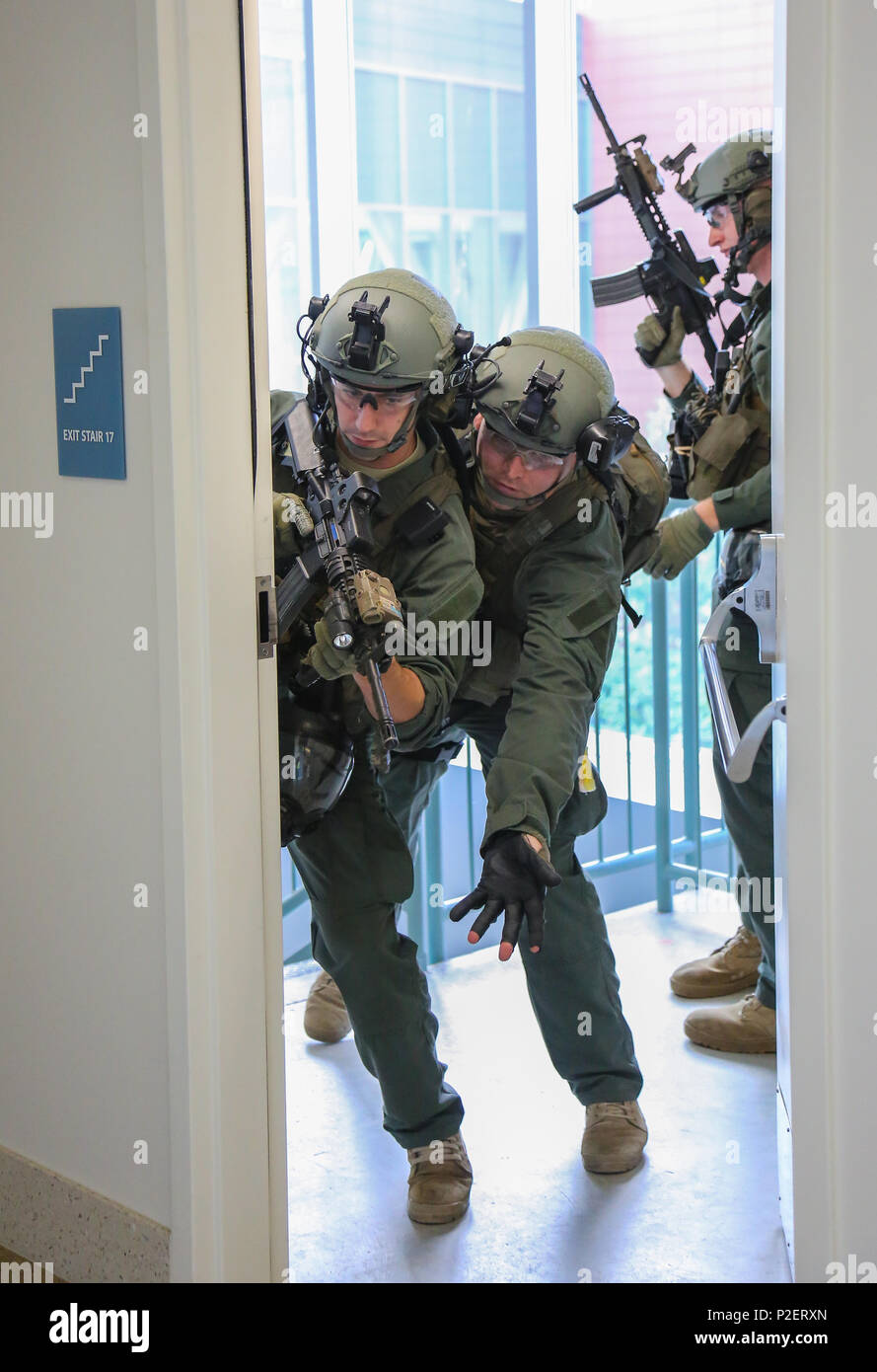 Us-Soldaten der US-Army Military District von Washington (MDW) Spezielle Reaktion Team, die Alte Garde 289 Military Police Company, Fort Meyer, Virginia zugeordnet werfen einen simulierten Flash bang Granate während des National Capital Region Übung/Active Shooter Szenario in Fort Belvoir Community Hospital, Fort Belvoir, Va., Sept. 13, 2016. Übungen wie Capital Shield Hilfe service Mitglieder bereiten Bund und Ersthelfer in jeder Art von Notfall zu unterstützen. (U.S. Armee Foto von Sgt. Ashley Marmor) Stockfoto