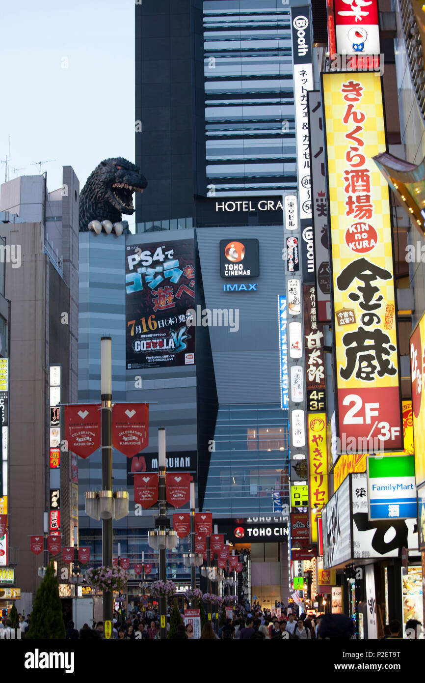 Kino mit Godzilla auf dem Dach in Shinjuku, Tokyo, Japan Stockfoto