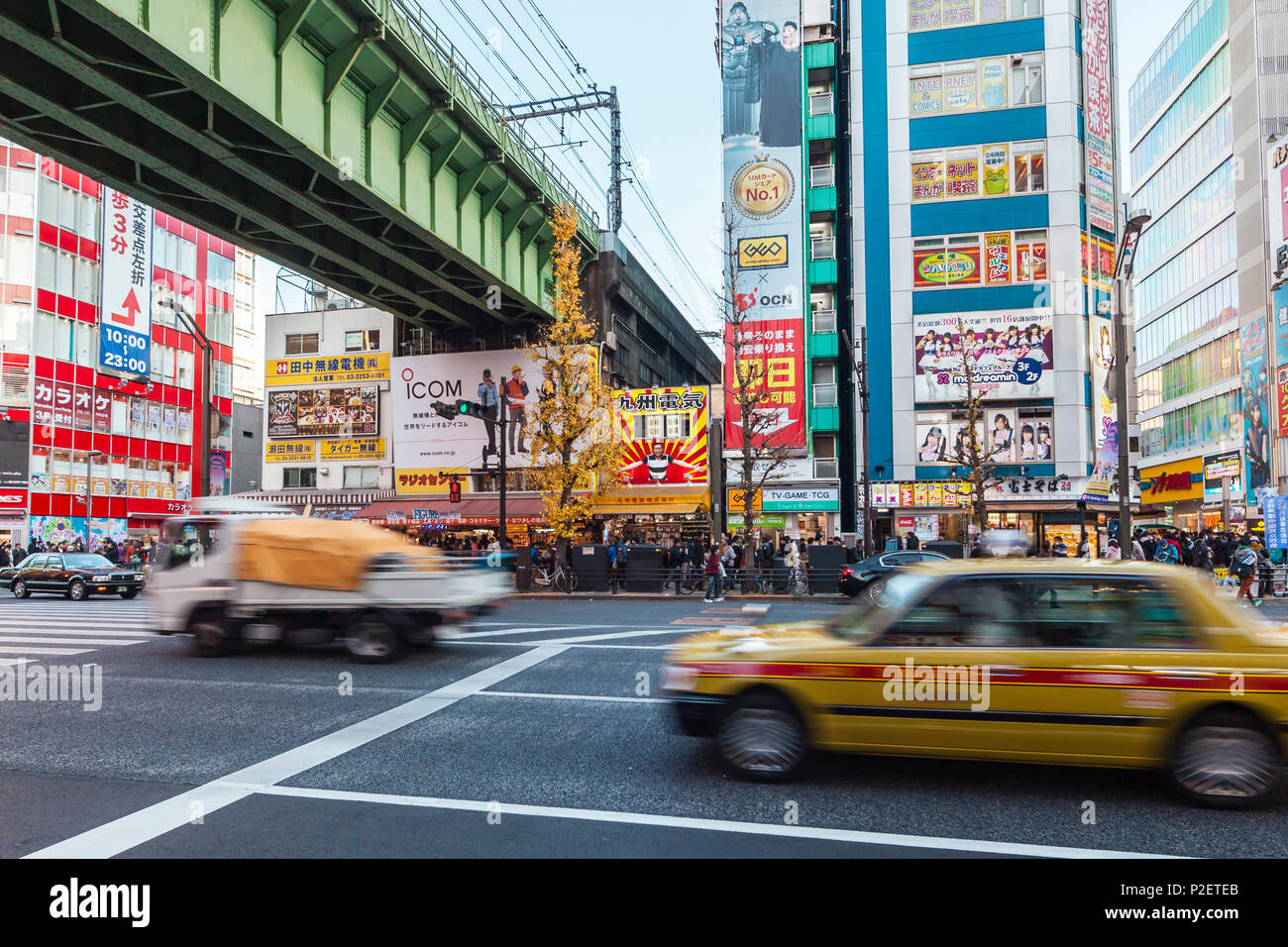 Chuo-Dori mit Taxi und Sobu Linie in Akihabara, Chiyoda-ku, Tokyo, Japan Stockfoto