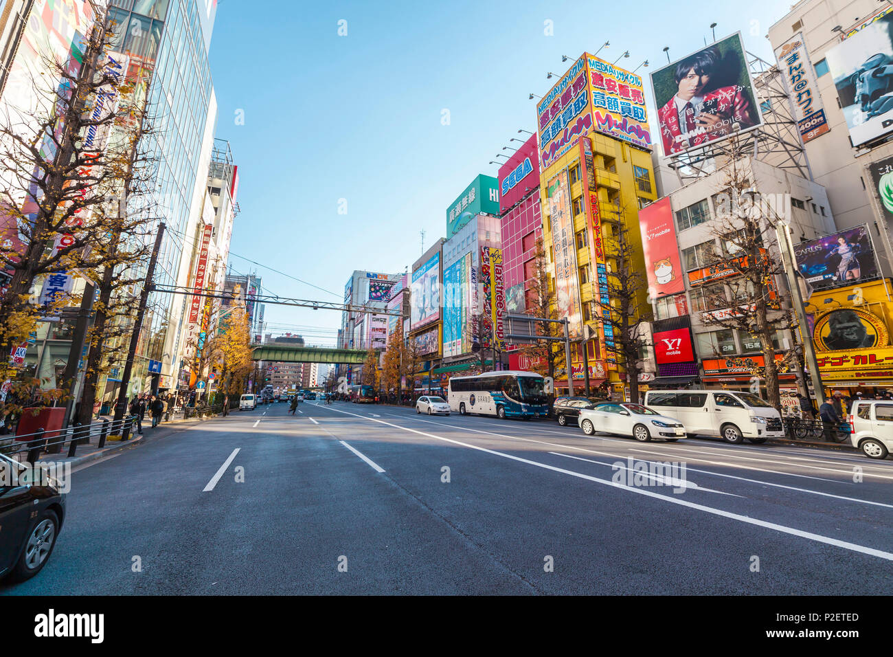 Chuo-Dori und Brücke der Sobu Linie in Akihabara, Chiyoda-ku, Tokyo, Japan Stockfoto