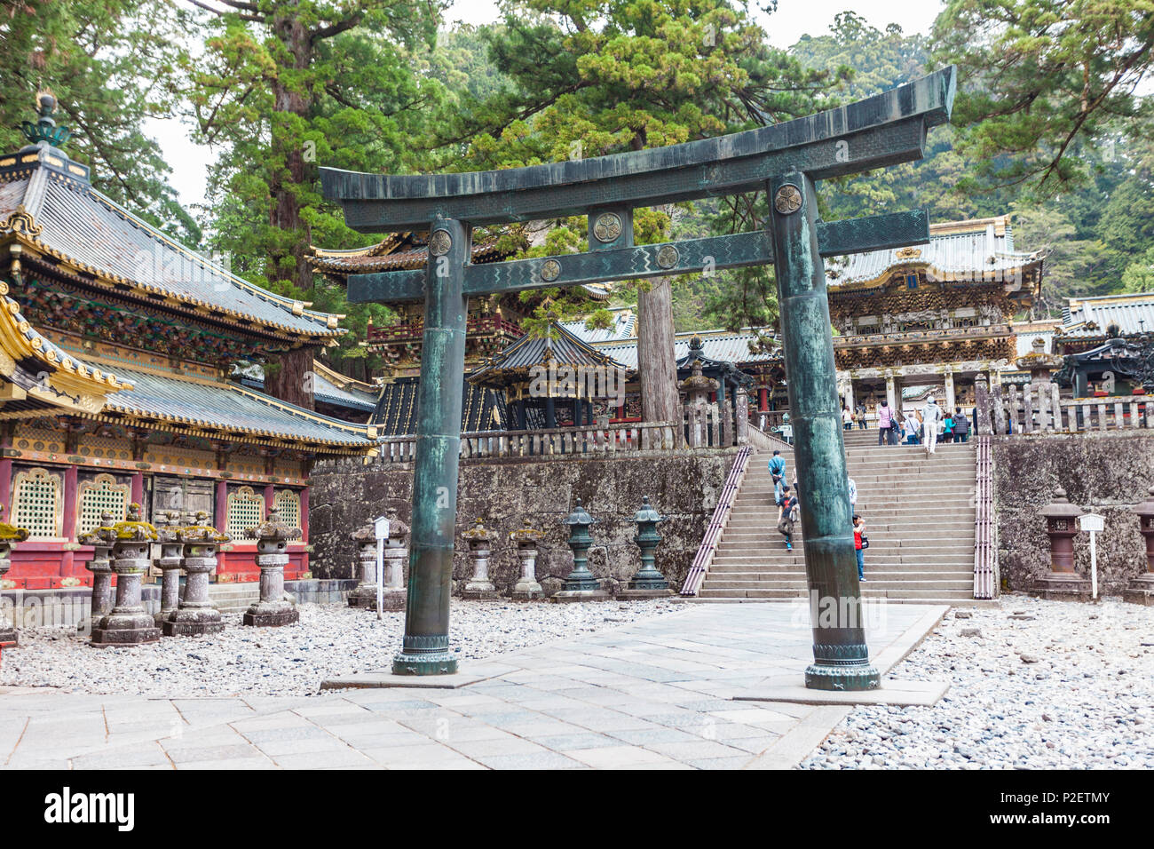 Torii und berühmte Yomei-Mon an Toshogu-Shrine, Nikko, Präfektur Tochigi, Japan Stockfoto