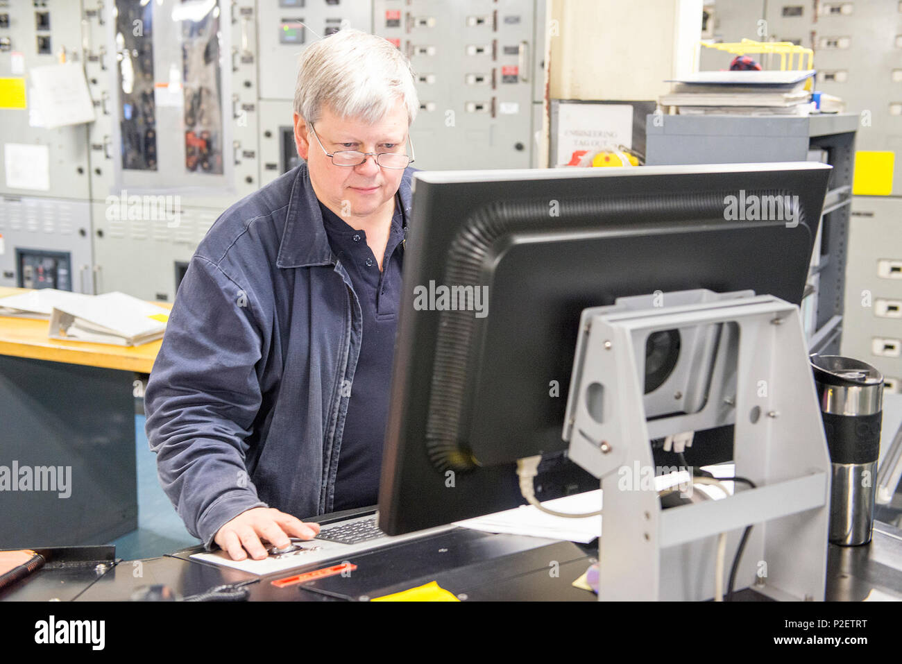 General Electric Techniker Clive Reed arbeitet am Generator System aktualisiert Sept. 3, 2016 von einem Computer in der Steuerung. Die Vorbereitungen für die zweite Mission, Cutter Healy ein Team von Forschern des Scripps Instituts für Ozeanographie, UC San Diego, und das Amt des Naval Research, die Bereitstellung wird eine Reihe von akustischen Unterseite Liegeplätze Angaben darüber, wie der Klimawandel zu sammeln und verringerte die Eisbedeckung des arktischen Ozeans betrifft. U.S. Coast Guard Foto von Petty Officer 2. Klasse Christopher M. Yaw/Pazifischer Raum externe Angelegenheiten Stockfoto