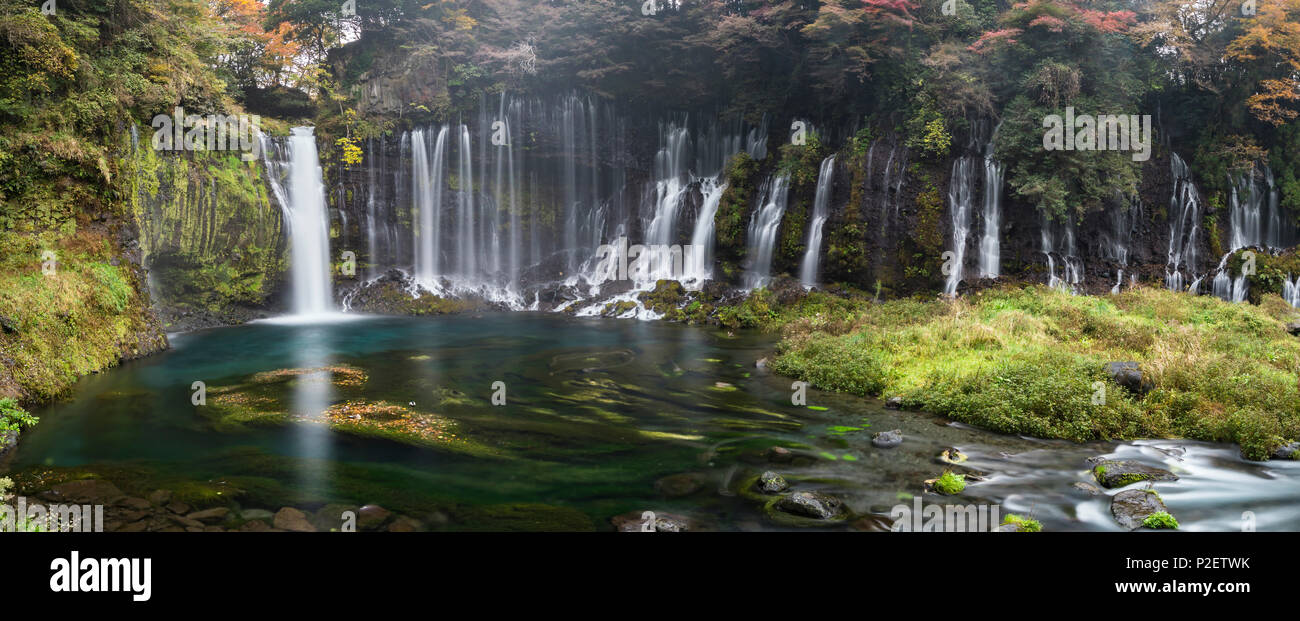 Lange Exposition von shiraito Wasserfälle im Herbst, Fujinomiya, Präfektur Shizuoka, Japan Stockfoto