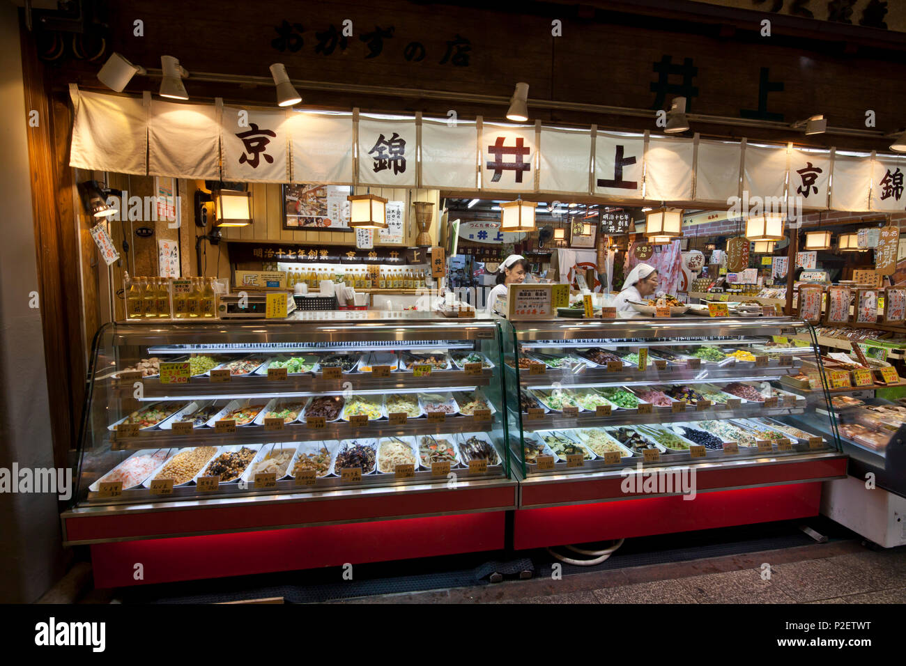 Lebensmittel Shop mit Zähler an Nishiki Ichiba, Kyoto, Japan Stockfoto