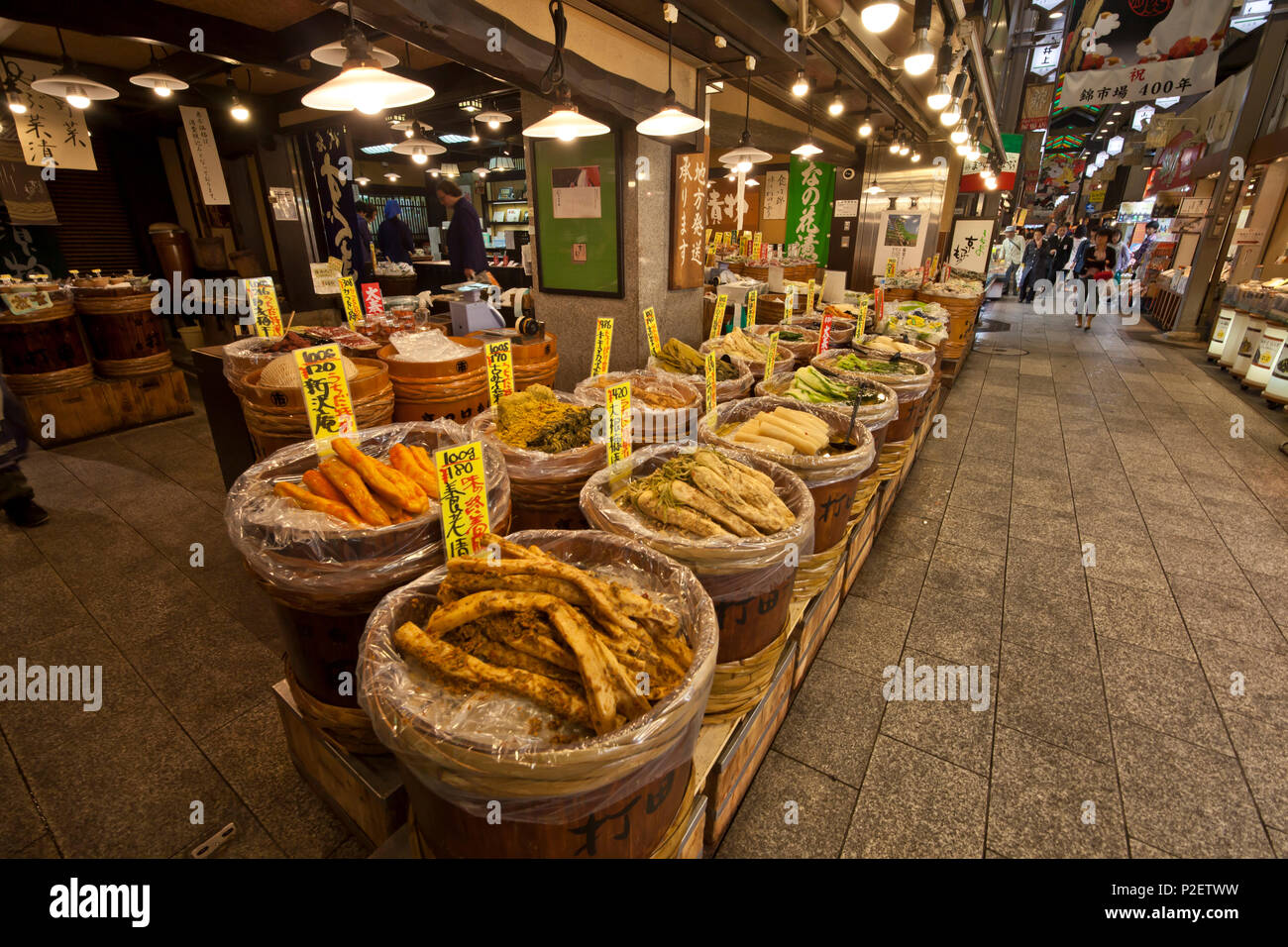 Lebensmittel Shop mit holzfässern an Nishiki Ichiba, Kyoto, Japan Stockfoto