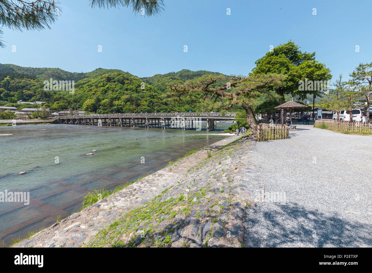 Holzbrücke über den Fluss Katsura in Arashiyama, Kyoto, Japan Stockfoto