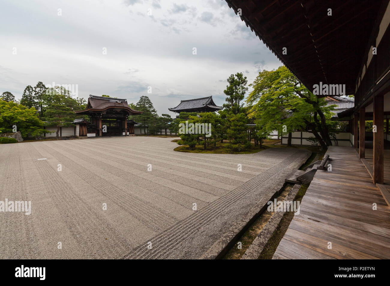 Stein Garten und Bäume am Tempel Ninna-ji, Kyoto, Japan Stockfoto