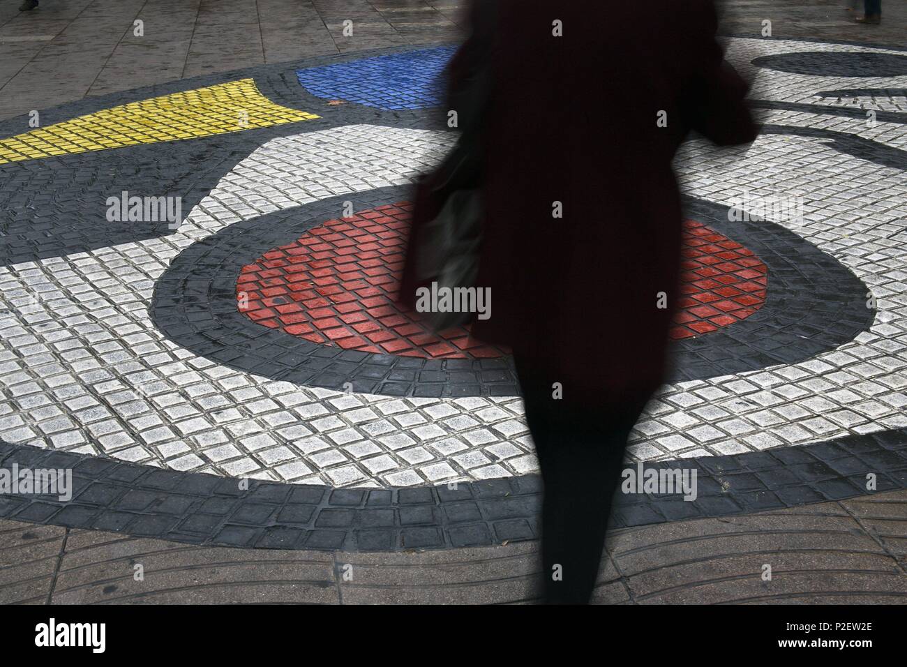 Spanien - Katalonien - Barcelonés (Kreis) - Barcelona. Barcelona; Mosaico de Joan Miró en la Rambla; Ciutat Vella (movimiento). Stockfoto