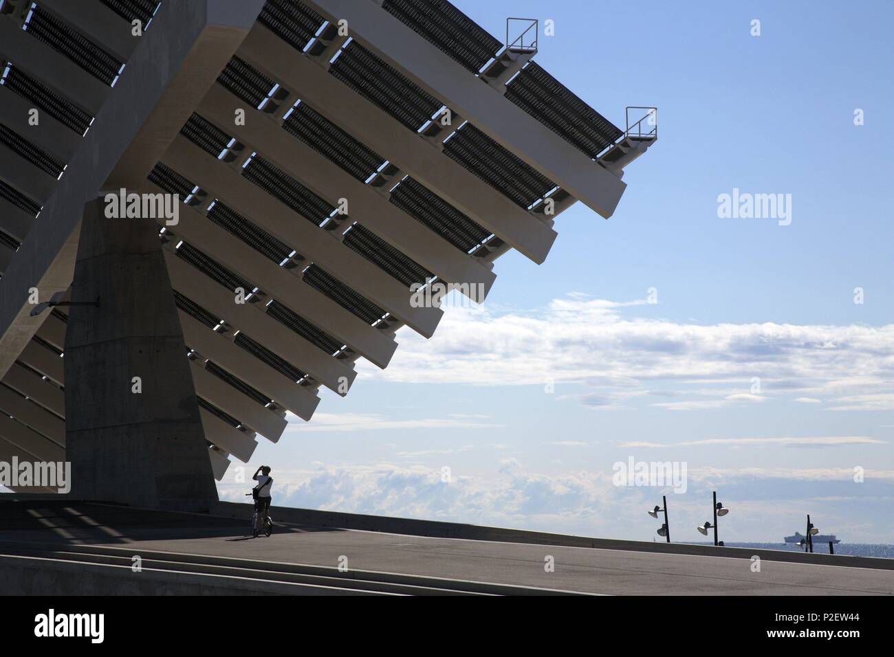 Spanien - Katalonien - Barcelonés (Kreis) - Barcelona. Barcelona (Hauptstadt); Explanada del Fórum y Pérgola/Gran placa fotovoltaica (BICI). Stockfoto