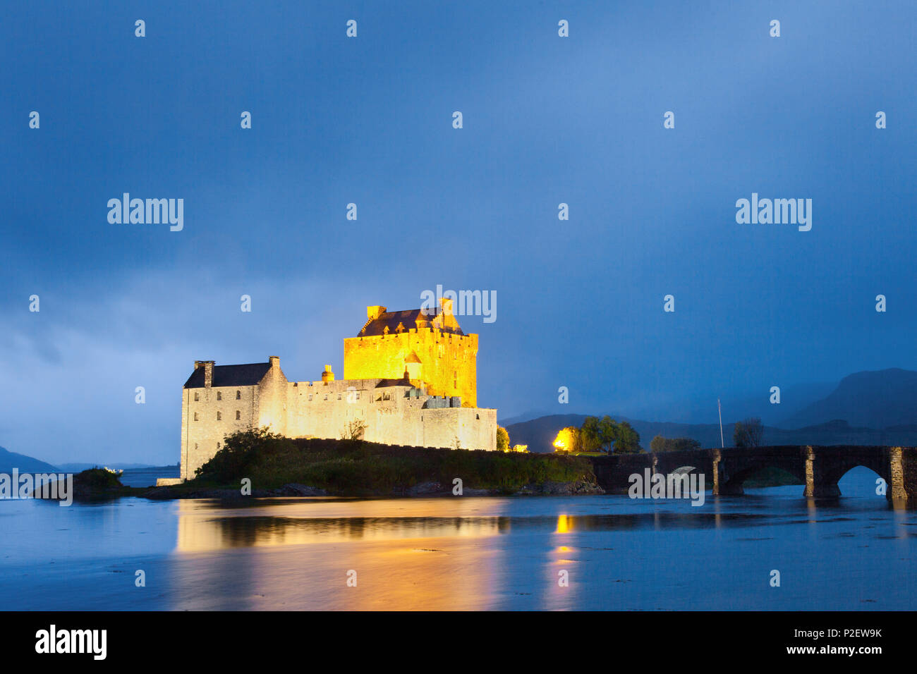 Eilean Donan Castle, Blaue Stunde, Brücke, Schloss, Schloss, Highlands, Schottland Stockfoto