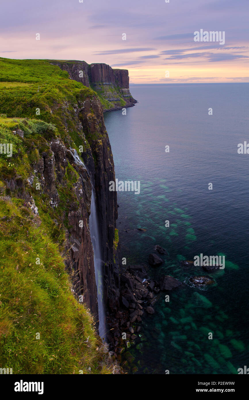 Sonnenuntergang, Kilt Rock, Wasserfall, Küste, Felsen, Ilse von Skye, Highlands, Schottland Stockfoto