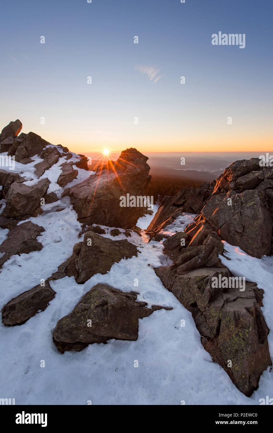 Wolfswarte, Sonnenuntergang, Sunstar, Klippen, Winter, Schnee, Oberharz, Deutschland Stockfoto