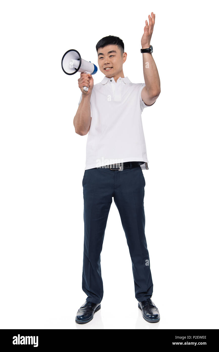 Aufgeregt asiatischer Mann mit Megaphon und den ausgestreckten Arm isoliert auf weißem Stockfoto