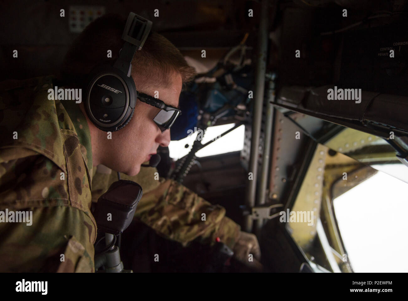 Einen Boom Operator aus der 340 Expeditionary Air Refuelling Squadron bereitet eine E-3 Sentry tanken beim Fliegen in einer KC-135 Stratotanker über den Irak zur Unterstützung der Operation inhärenten Lösen. September 15, 2016. Die KC-135 bietet die Luftbetankung Fähigkeit für die US Air Force und hat in dieser Funktion seit mehr als 50 Jahren übertroffen. (U.S. Air Force Foto: Staff Sgt. Douglas Ellis/Freigegeben) Stockfoto