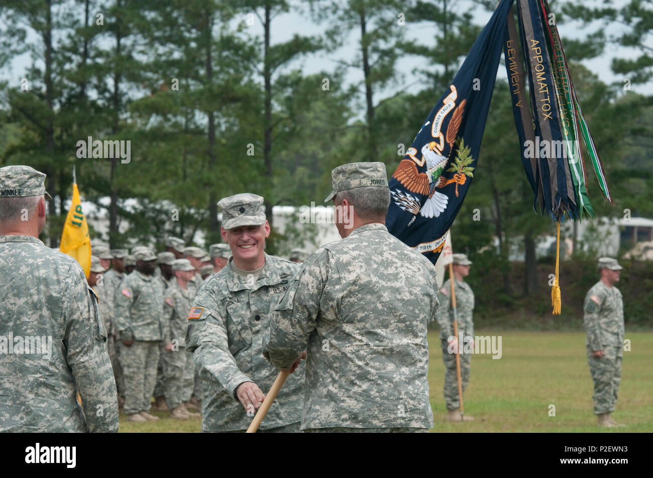 Oberstleutnant Robin B. Stilwell, der scheidende Kommandant der 4-118 th kombinierte Waffen Bataillon, verzichtet das BATAILLON Farben zu oberst Jeffrey A. Jones, der Kommandant der 218 Manöver Verbesserung der Feuerwehr während der Änderung des Befehls Zeremonie an McCrady Training Center, der Eastover, S.C., Sept. 11, 2016. Stilwell wird weiterhin das South Carolina National Guard zu dienen, wie er Übergänge in die 678Th Air Defense Artillery Brigade. (U.S. Army National Guard Foto von Sgt. 1. Klasse Kimberly D. Stollen/freigegeben) Stockfoto