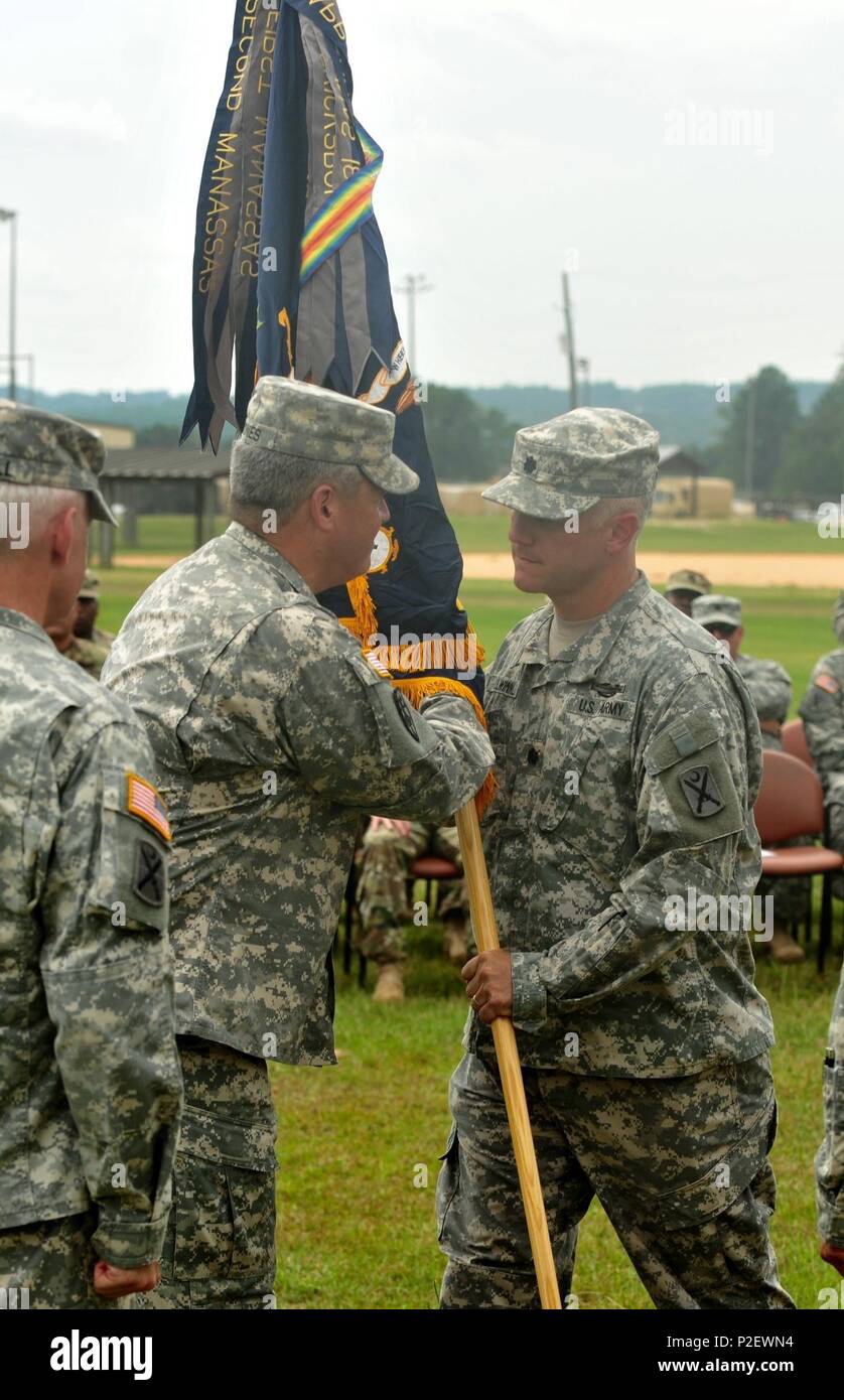 Oberst Jeffrey A. Jones, 218 Manöver Verbesserung Brigadegeneral, Hände das BATAILLON Farben Oberstleutnant Joseph Bulwinkle, die eingehenden Kommandant der 4-118 th kombinierte Waffen Bataillon bei einem Befehl Zeremonie an McCrady Training Center, der Eastover, S.C., Sept. 11, 2016. (South Carolina Army National Guard Foto von Sgt. Joshua S. Edwards) Stockfoto