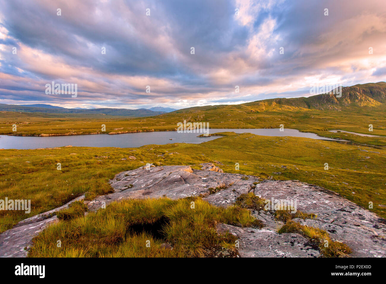 Sonnenuntergang, Assynt, Steine, Lochanan Dubh, Hügel, Berge, Norden, Schottland Stockfoto