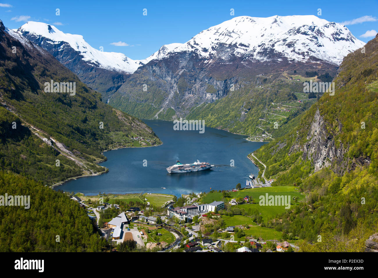 Geirangerfjord, Kreuzfahrtschiff, Fjorde, Berge, Romsdal, Norwegen, Europa Stockfoto