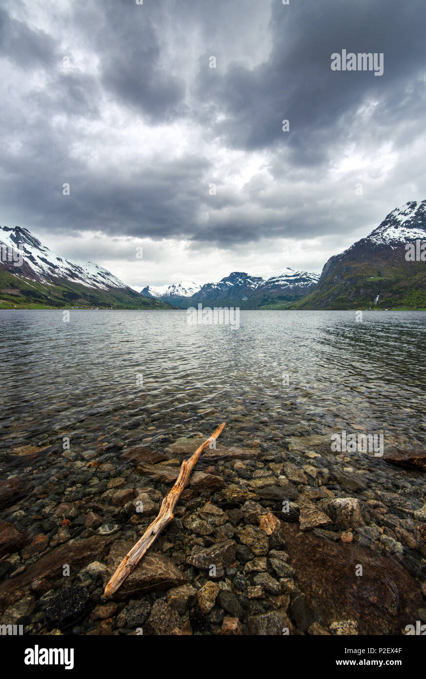 Feder, See, Berge, Schnee, Hjelle, Romsdal, Norwegen, Europa Stockfoto