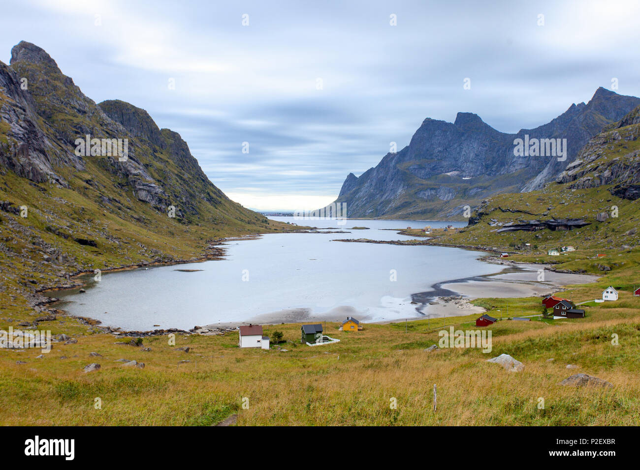 Bunes, Fjord, Häuser, Berge, Vinstad, Moskenesoya, Lofoten, Norden, Norwegen, Europa Stockfoto