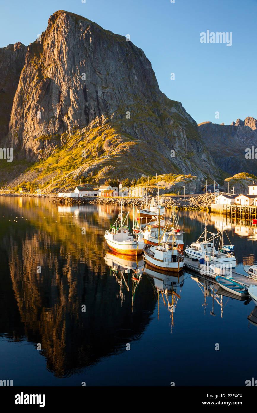 Boote, Hafen, Fjord, Sonnenuntergang, Hamnoya, Moskenesoya, Lofoten, Norden, Norwegen Stockfoto