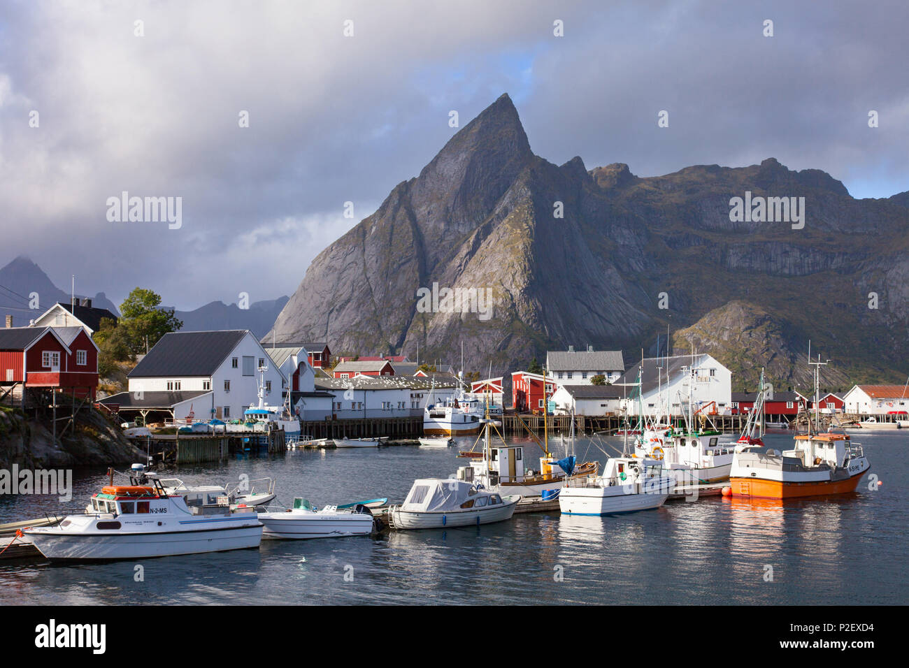 Boote, Hafen, Fjord, Sonnenuntergang, Hamnoya, Moskenesoya, Lofoten, Norden, Norwegen Stockfoto