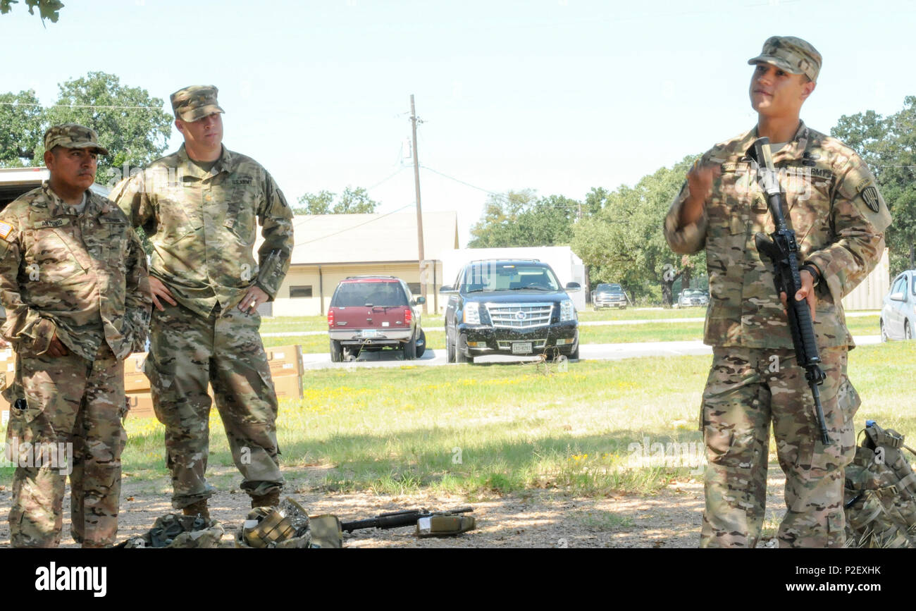 Us-Soldaten an die 369 Sustainment Brigade der New York Army National Guard verhalten Treffsicherheit Training in Fort Hood, Texas am September 16, 2016 zugeordnet. Mehr als 300 Soldaten der Brigade führen post Mobilisierung Training in Fort Hood für eine Bereitstellung in Kuwait vorzubereiten. (U.S. Army National Guard Foto von Sgt. Jeremy Bratt) Stockfoto