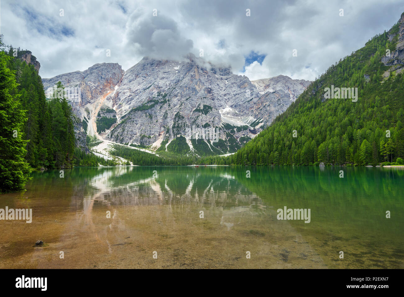 Reflexion, Lago di Braies, Lago di Braies, Seekofel, Dolomiten, Alpen, Italien, Europa Stockfoto