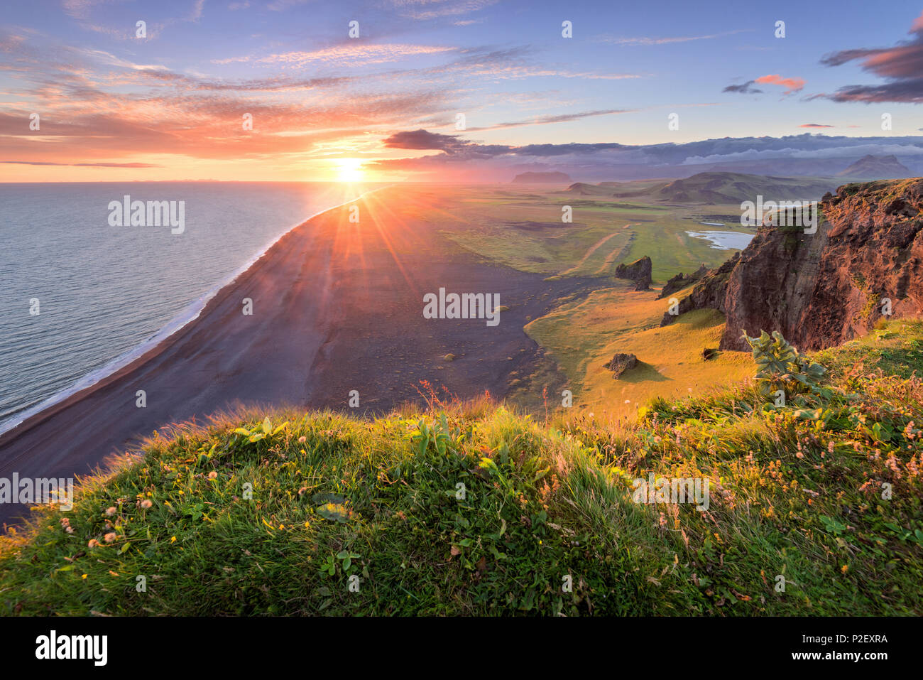 Sonne, Sonnenuntergang, Strand, Klippen, Klifandi, Dyrholaey, Island, Europa Stockfoto