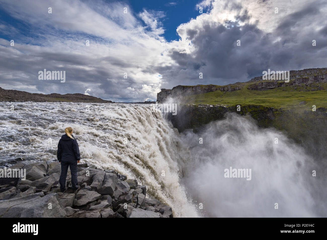 Wasserfall Dettifoss, junge Frau, Haze, Schlucht, Island, Europa Stockfoto