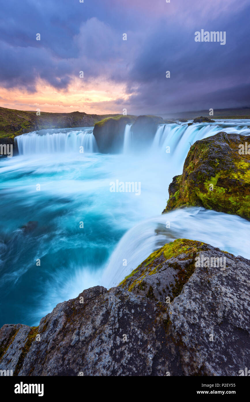 Wasserfall Godafoss, Sonnenuntergang, Felsen, Fluss, Island, Europa Stockfoto