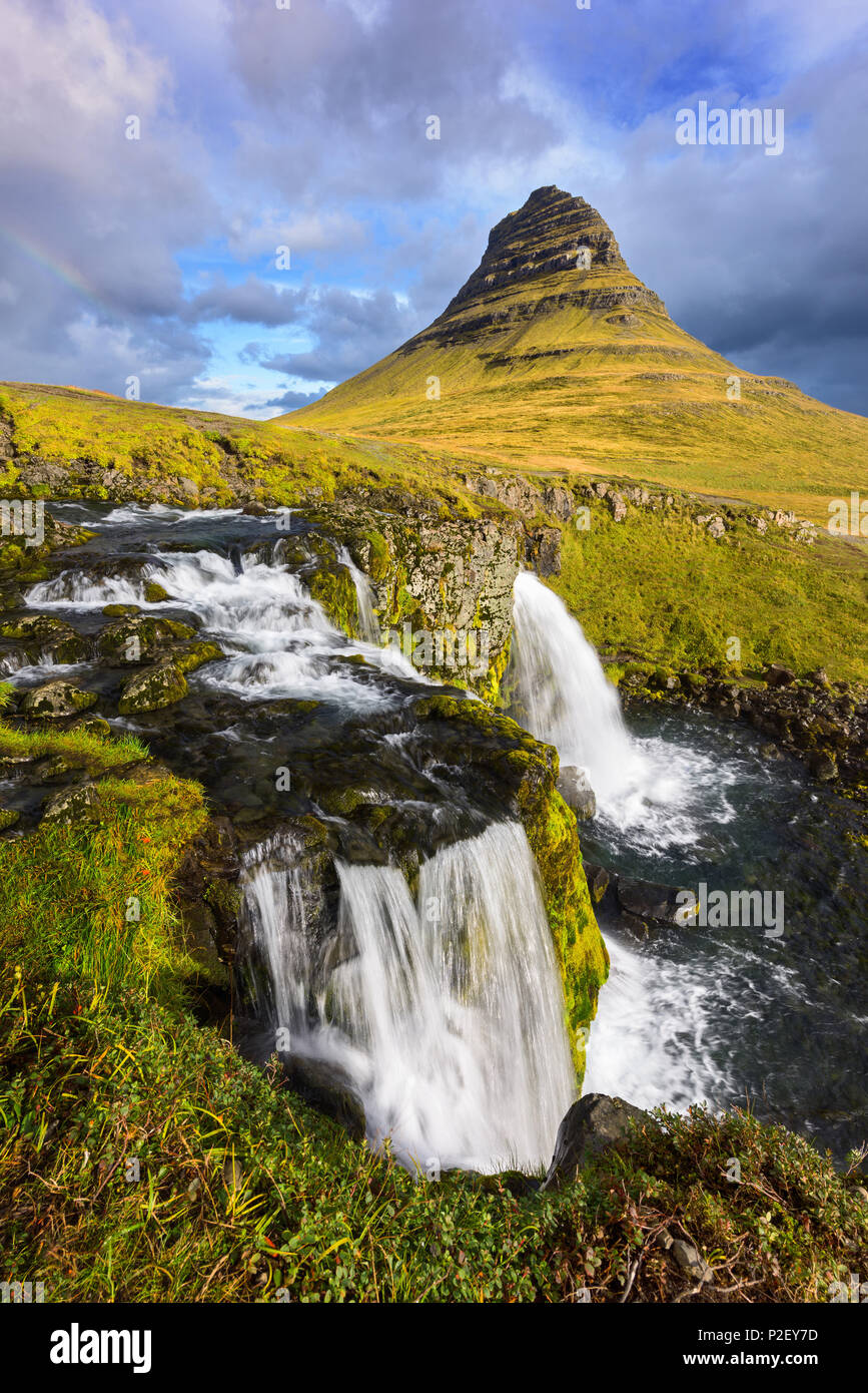 Sunrise, Regenbogen, Kirkjufellsfoss, Kirkjufell, Wasserfall, Berge, Island, Europa Stockfoto