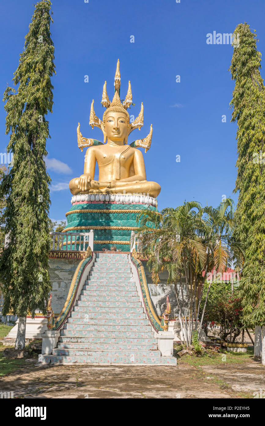 Statue Des Grossen Buddha Durch Eine 7 Kopfige Schlange Des Wat Phouang Keo Muang Khong Laos Umgeben Stockfotografie Alamy