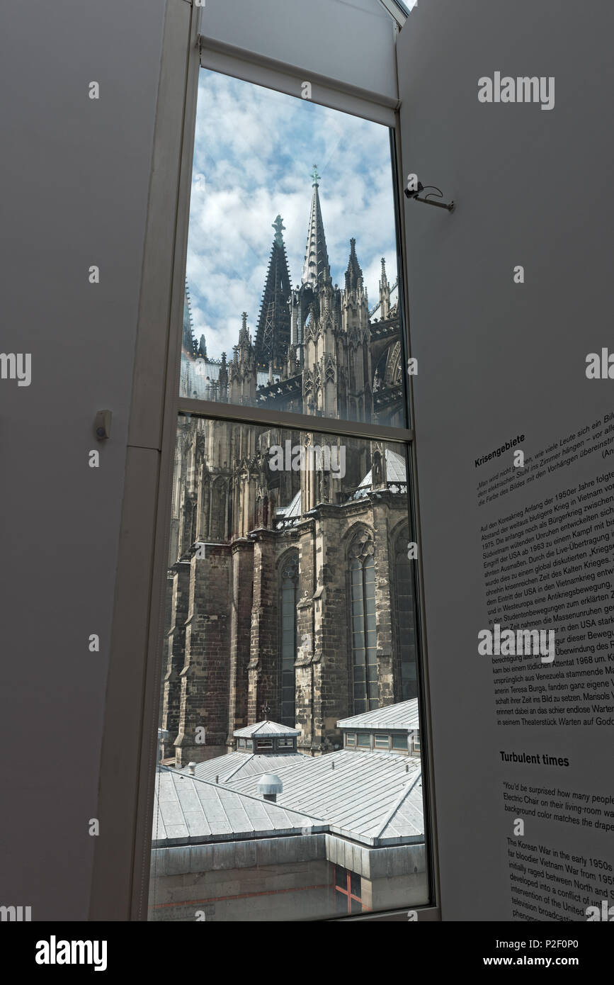 Blick aus einem Fenster des Museum Ludwig auf die Kathedrale, die Kirche von St. Peter, Köln, Deutschland Stockfoto
