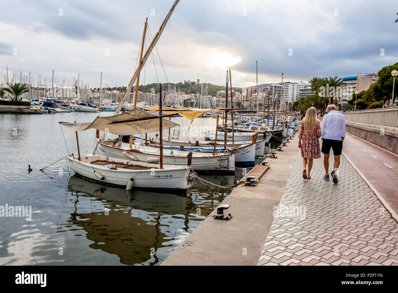 Touristen im Hafen von Mallorca. Puerto de Palma, Hafen von Palma, Palma, Mallorca, Spanien, Europa Stockfoto