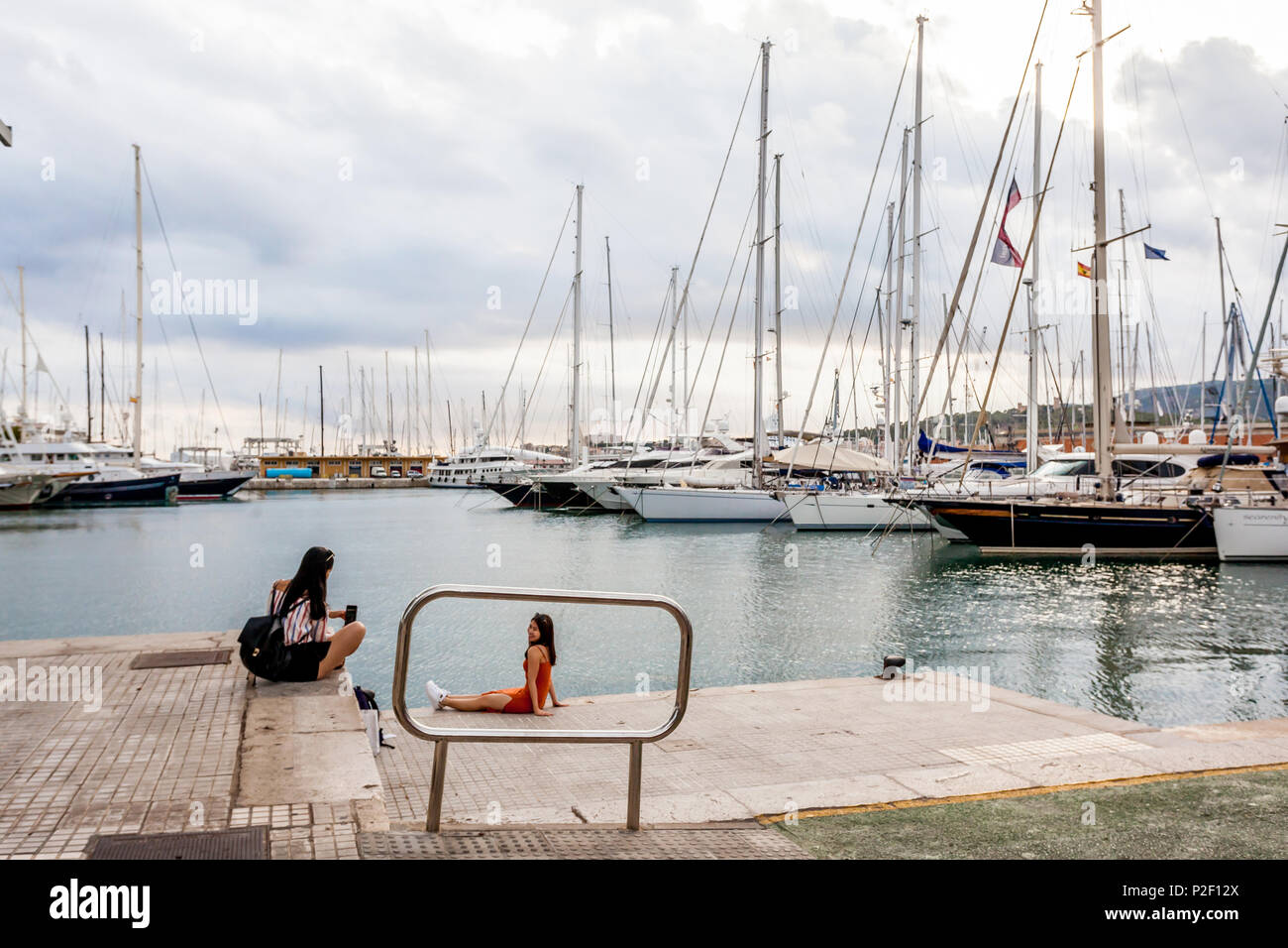 Touristen fotografieren mit luxuriösen Yachten im Hafen von Mallorca. Puerto de Palma, Hafen von Palma, Palma, Mallorca, Spanien, Euro Stockfoto