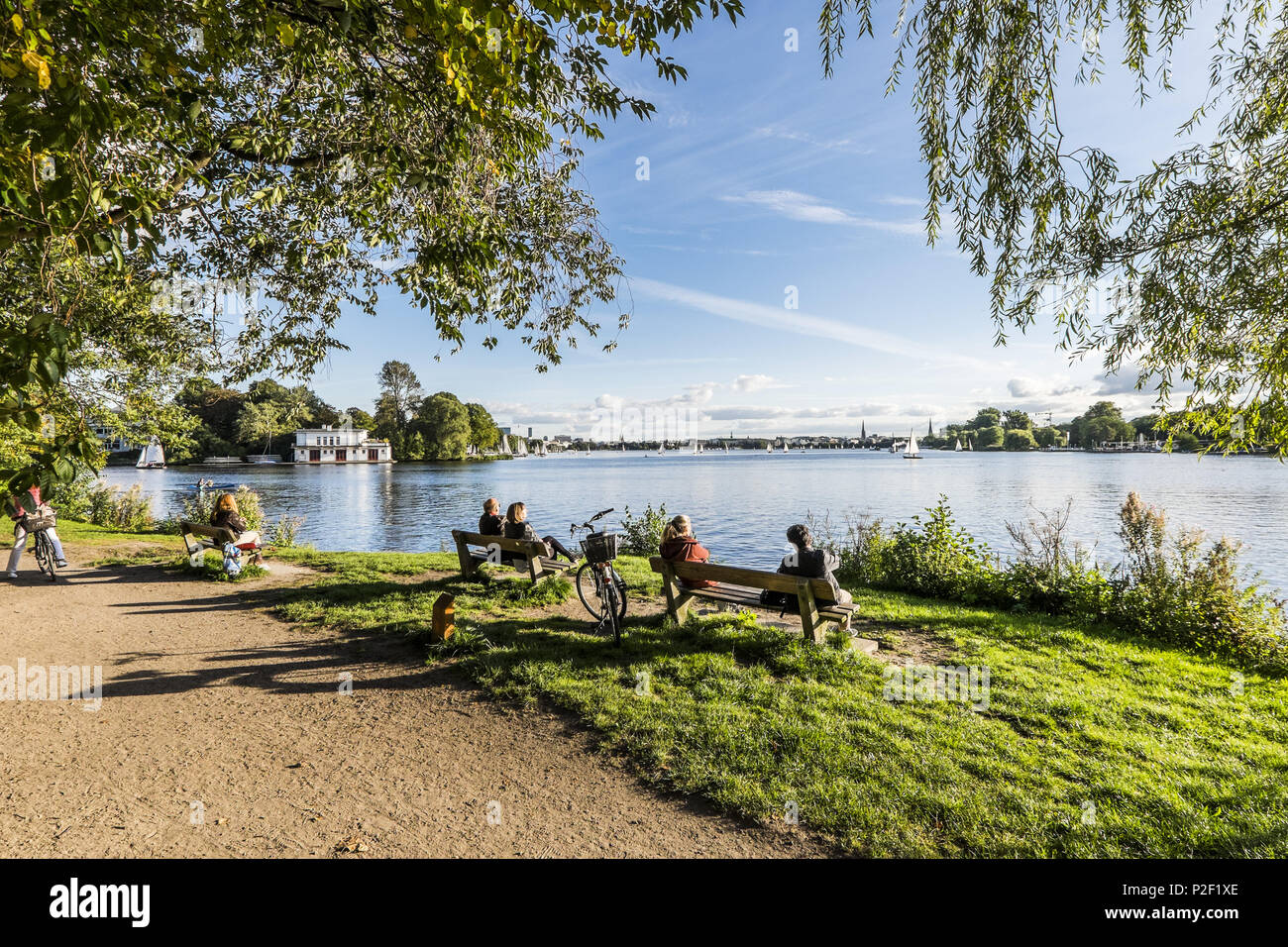 Die Menschen genießen die Aussicht und die Sonne an der Außenalster, Hamburg, Norddeutschland, Deutschland Stockfoto