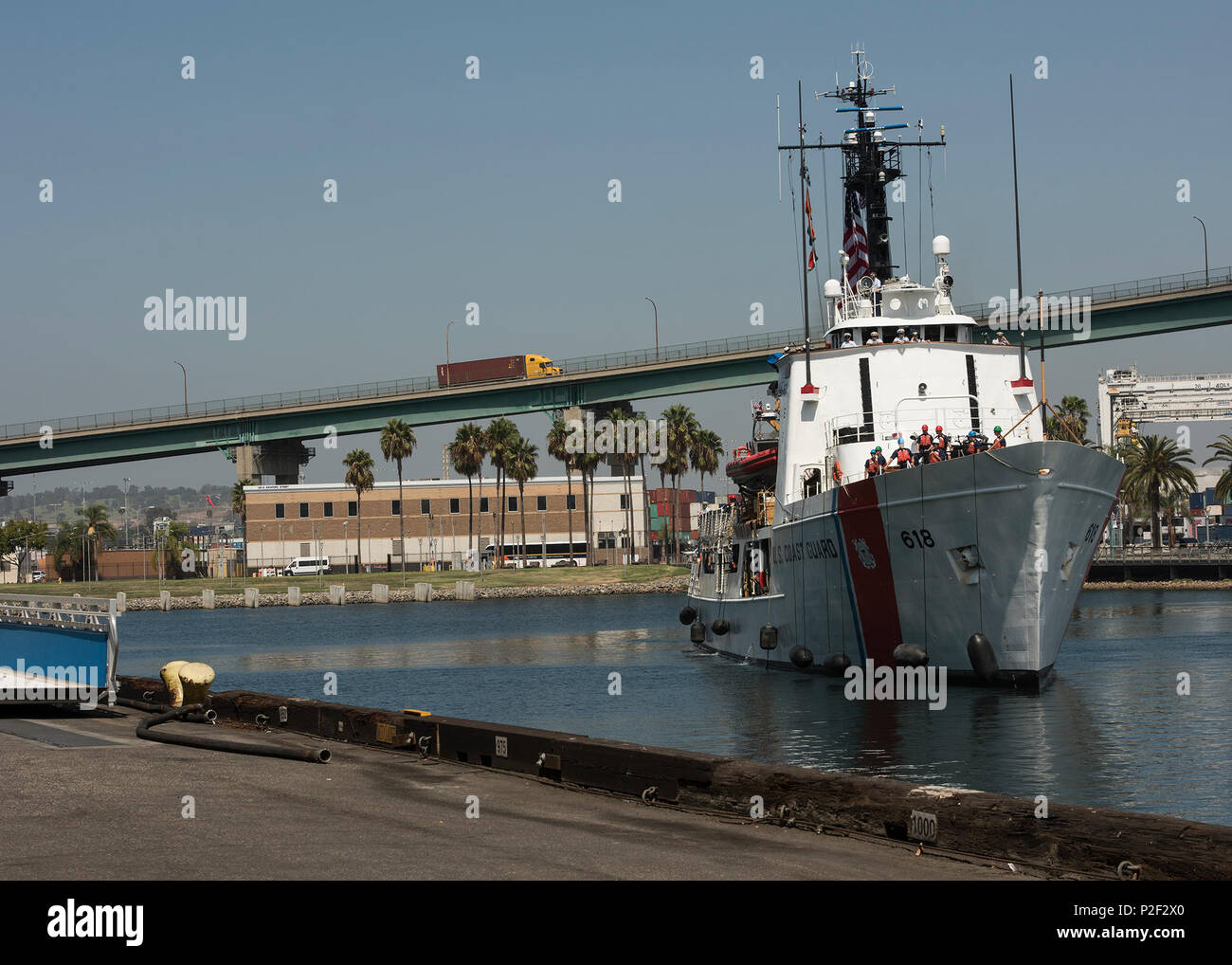 160901-N-AL 248-036 SAN PEDRO, Kalifornien (Sept. 1, 2016) Coast Guard Cutter Aktiv (WMEC 618) kommt beim Hafen von Los Angeles In Los Angeles Flotte Woche. Die Eröffnungs-Los Angeles Flotte Woche bietet der Öffentlichkeit die Möglichkeit, Schiffe zu Tour, treffen Segler, Marines und Mitglieder der Küstenwache und besser zu verstehen, wie das Meer Dienstleistungen der nationalen Verteidigung der Vereinigten Staaten und die Freiheit der Meere Unterstützung gewinnen. (U. S. Navy Foto von Chief Mass Communication Specialist Ryan B. Tabios/Freigegeben) Stockfoto